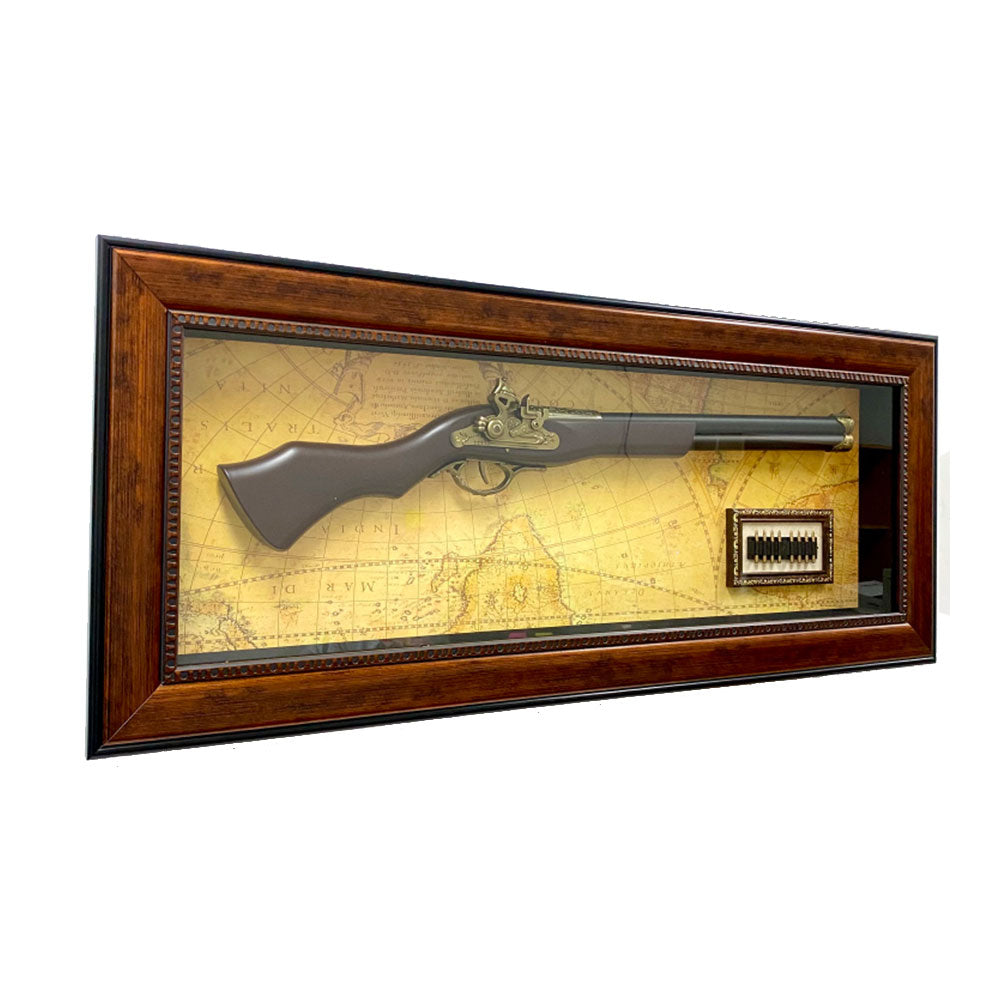 Antik pistoldekor med timmerram (95,5x39,5x7cm)